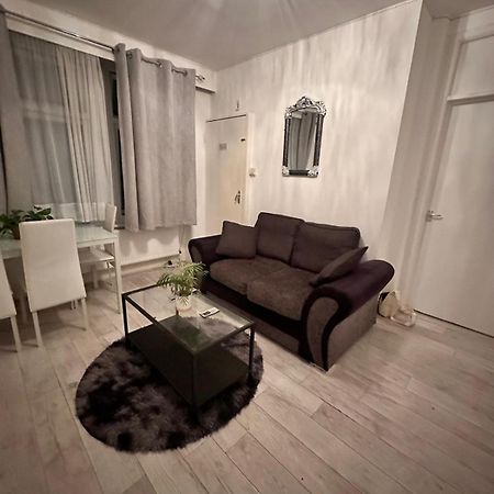 런던 Lovely 2 Bed Flat 2 Floor Miles 아파트 외부 사진