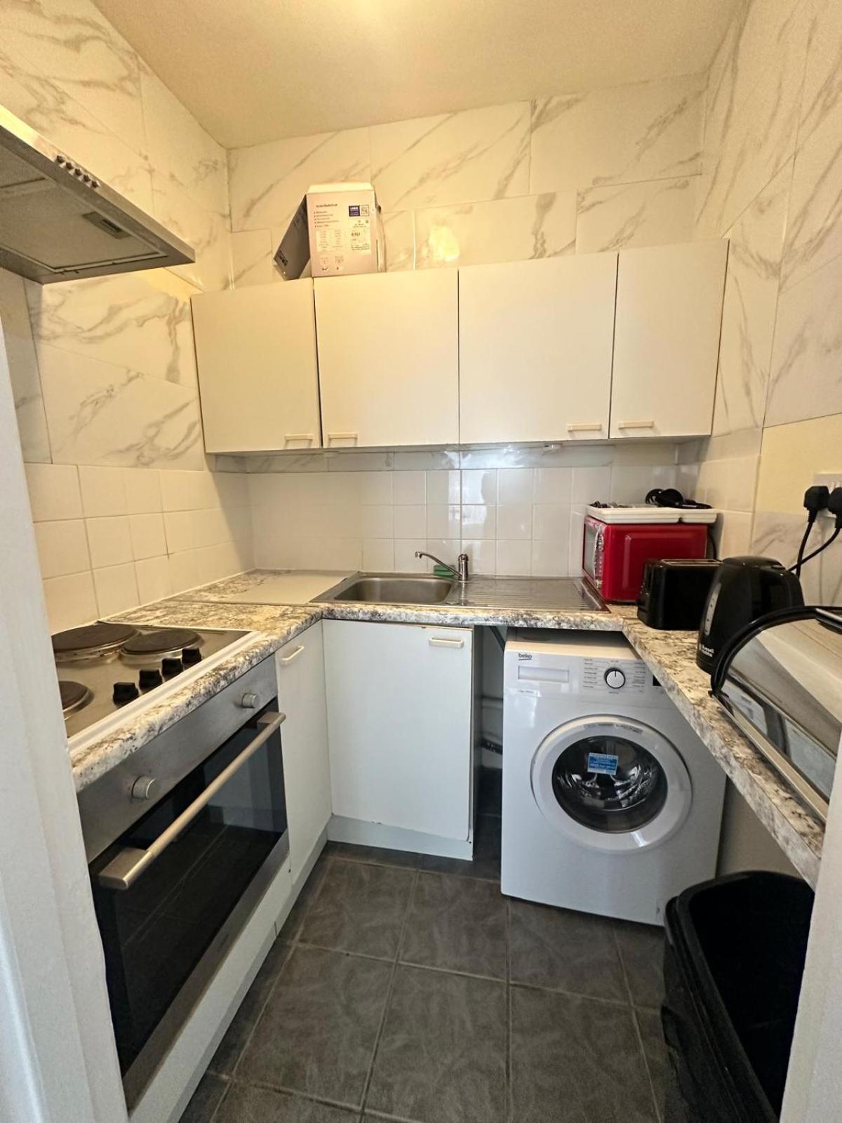 런던 Lovely 2 Bed Flat 2 Floor Miles 아파트 외부 사진