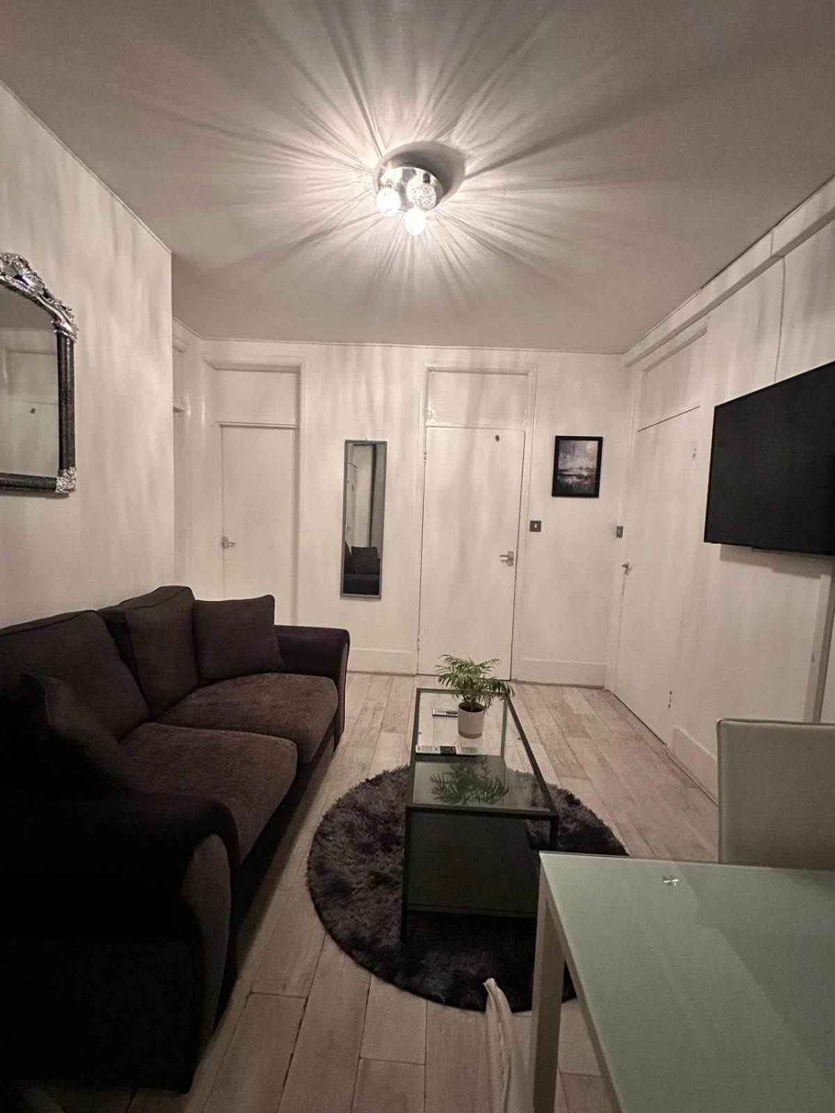 런던 Lovely 2 Bed Flat 2 Floor Miles 아파트 외부 사진