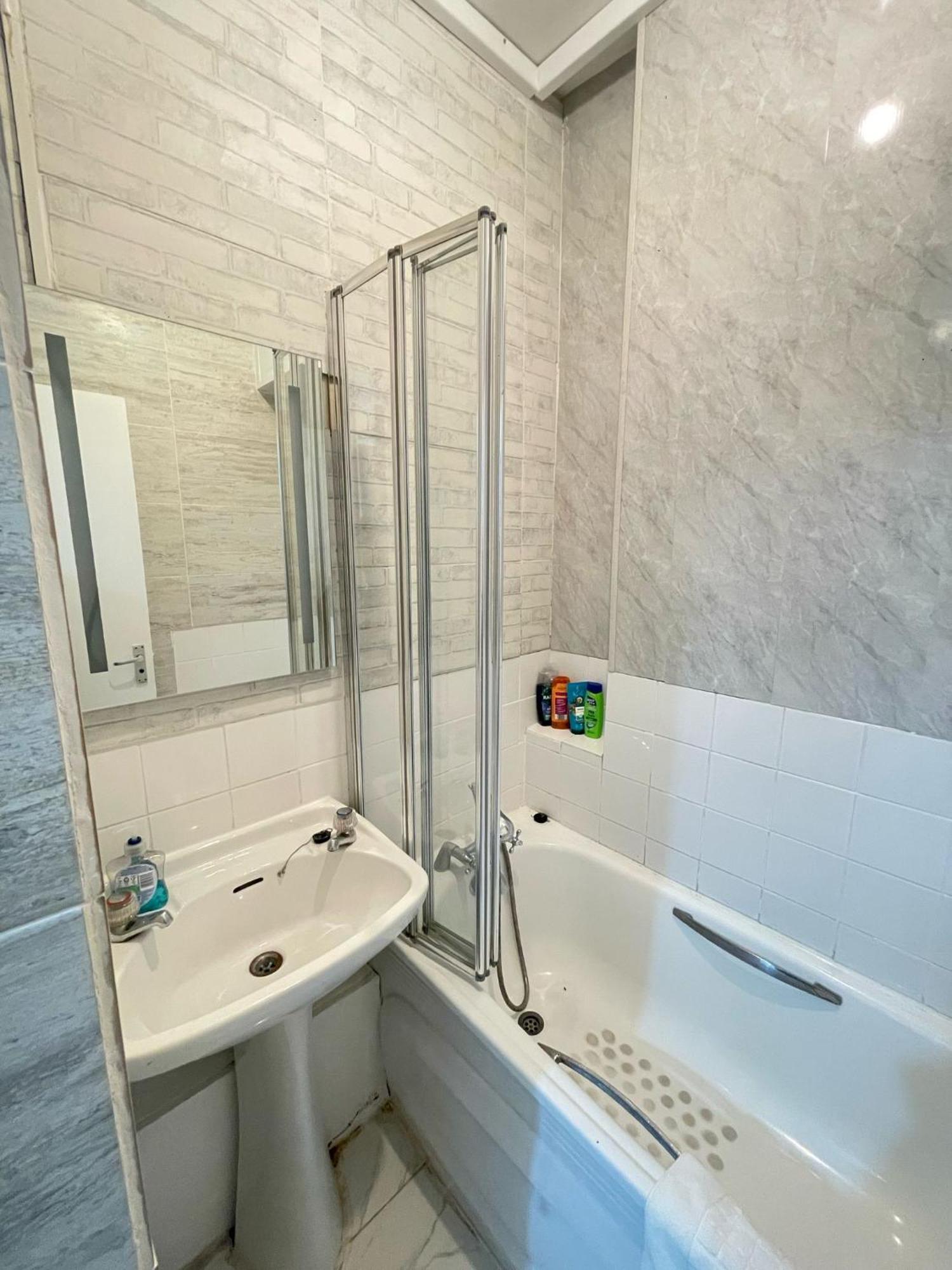 Lovely 2 Bed Flat 2 Floor Miles 런던 외부 사진